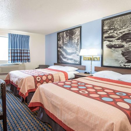 Super 8 By Wyndham New Castle Hotel Bagian luar foto