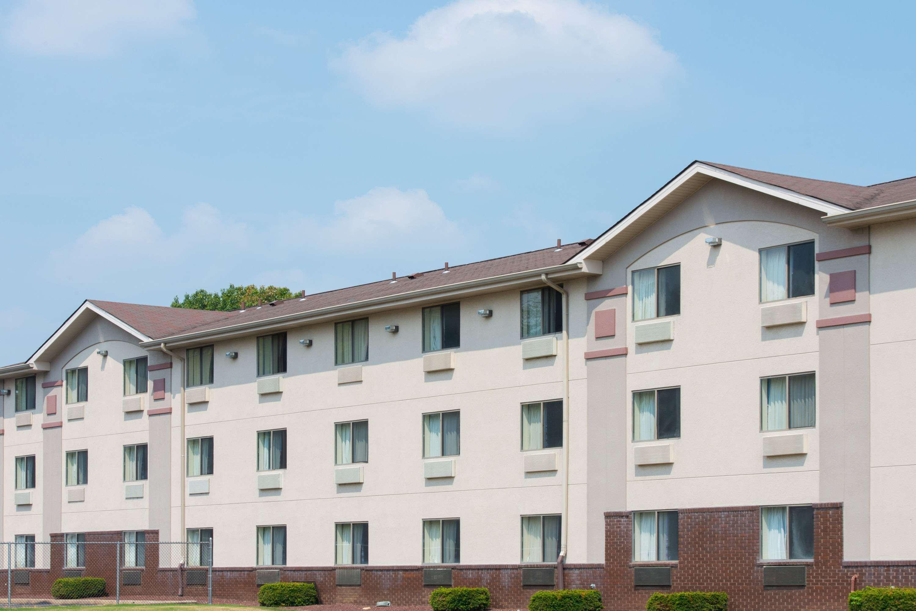 Super 8 By Wyndham New Castle Hotel Bagian luar foto