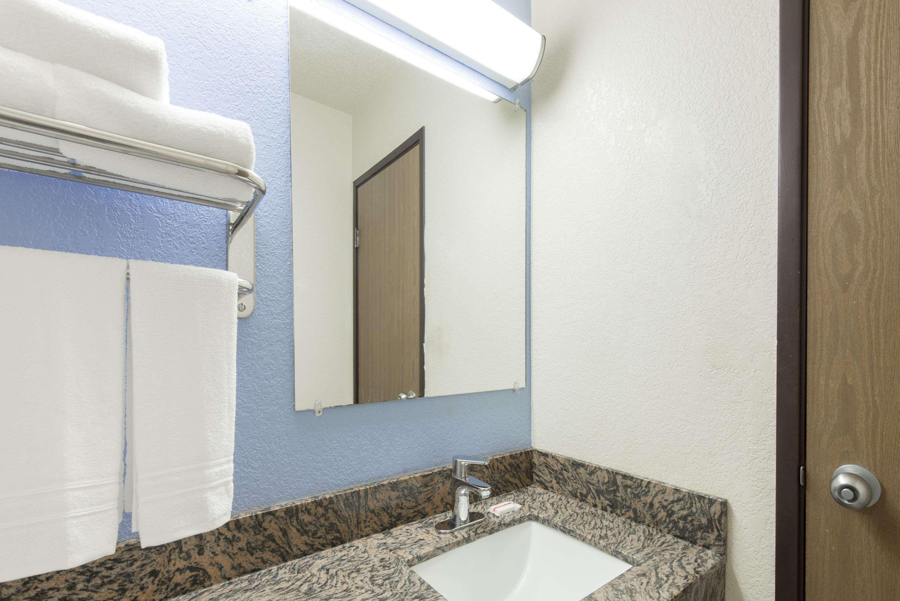 Super 8 By Wyndham New Castle Hotel Bagian luar foto