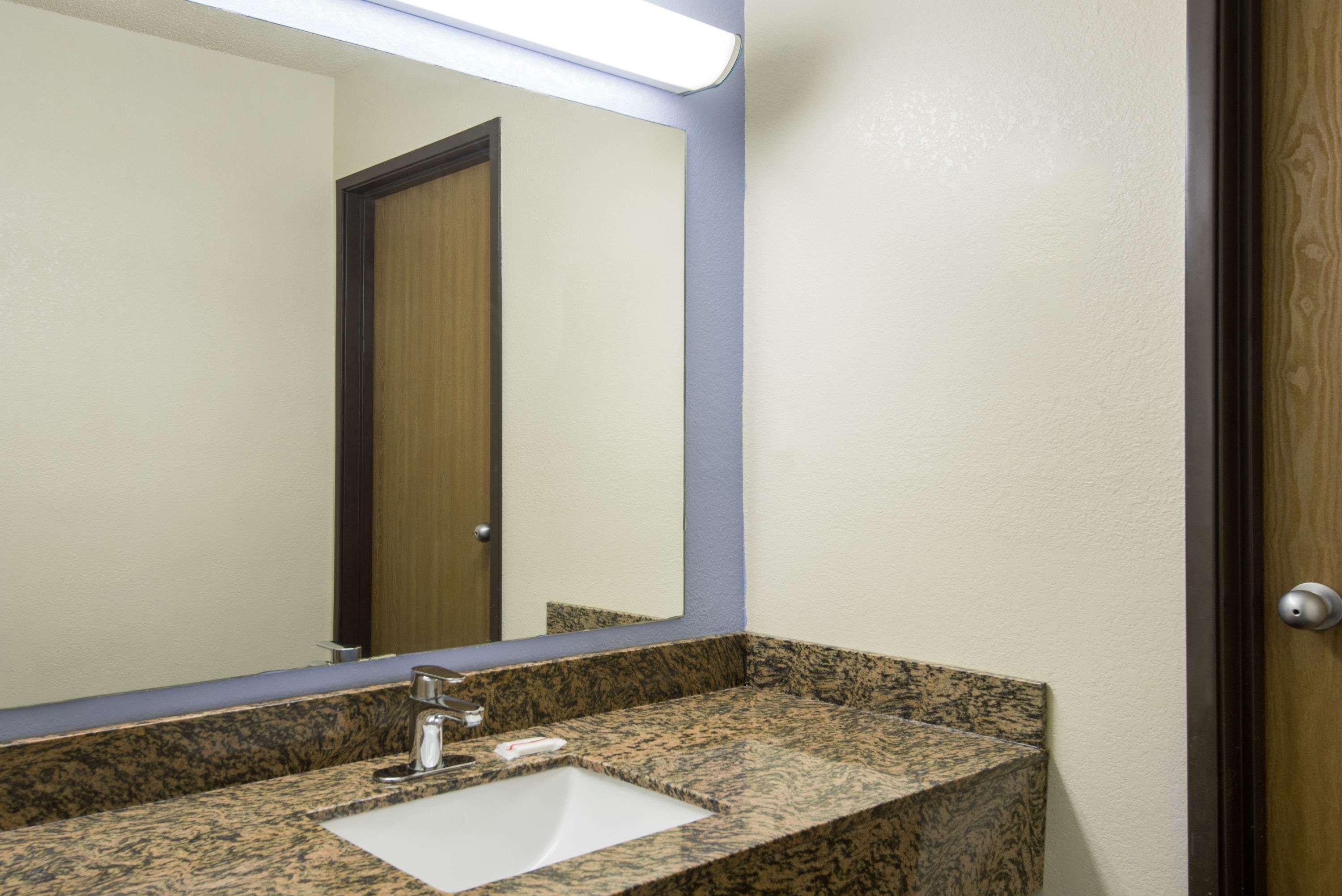 Super 8 By Wyndham New Castle Hotel Bagian luar foto