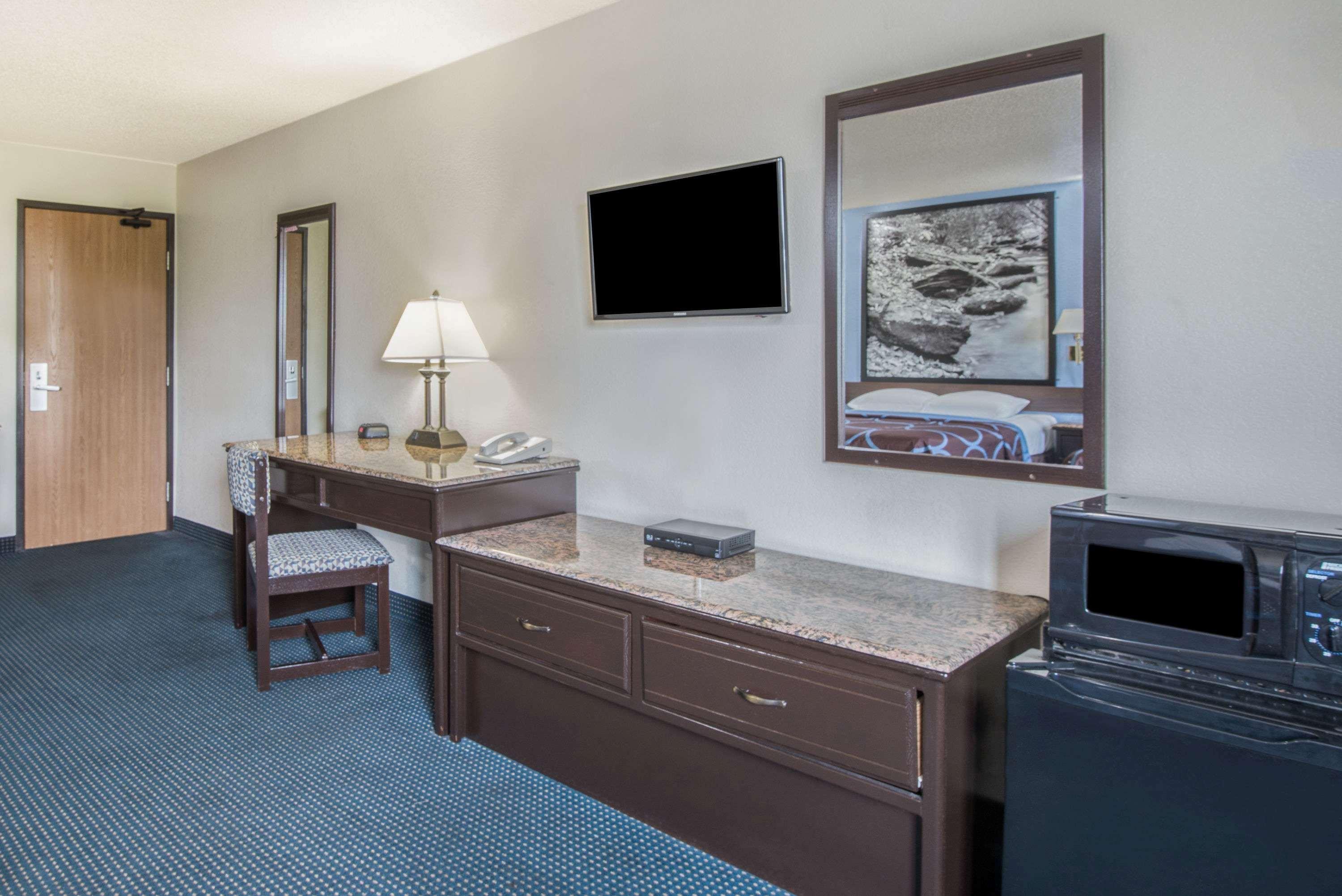 Super 8 By Wyndham New Castle Hotel Bagian luar foto